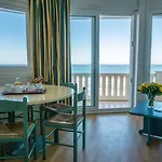 Ξενοδοχείο με διαμερίσματα & Golf Eugenie 4*